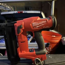 Milwaukee finish 18 g y 18 volt