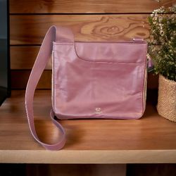 RADLEY pockets expandable zip-top smooth leather Large crossbody bag burgundy. 
Large crossbody style. 
Sleek style and lightweight.
Radley London log