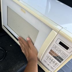 Microwave ( Just Needs a Lil Cleaning )