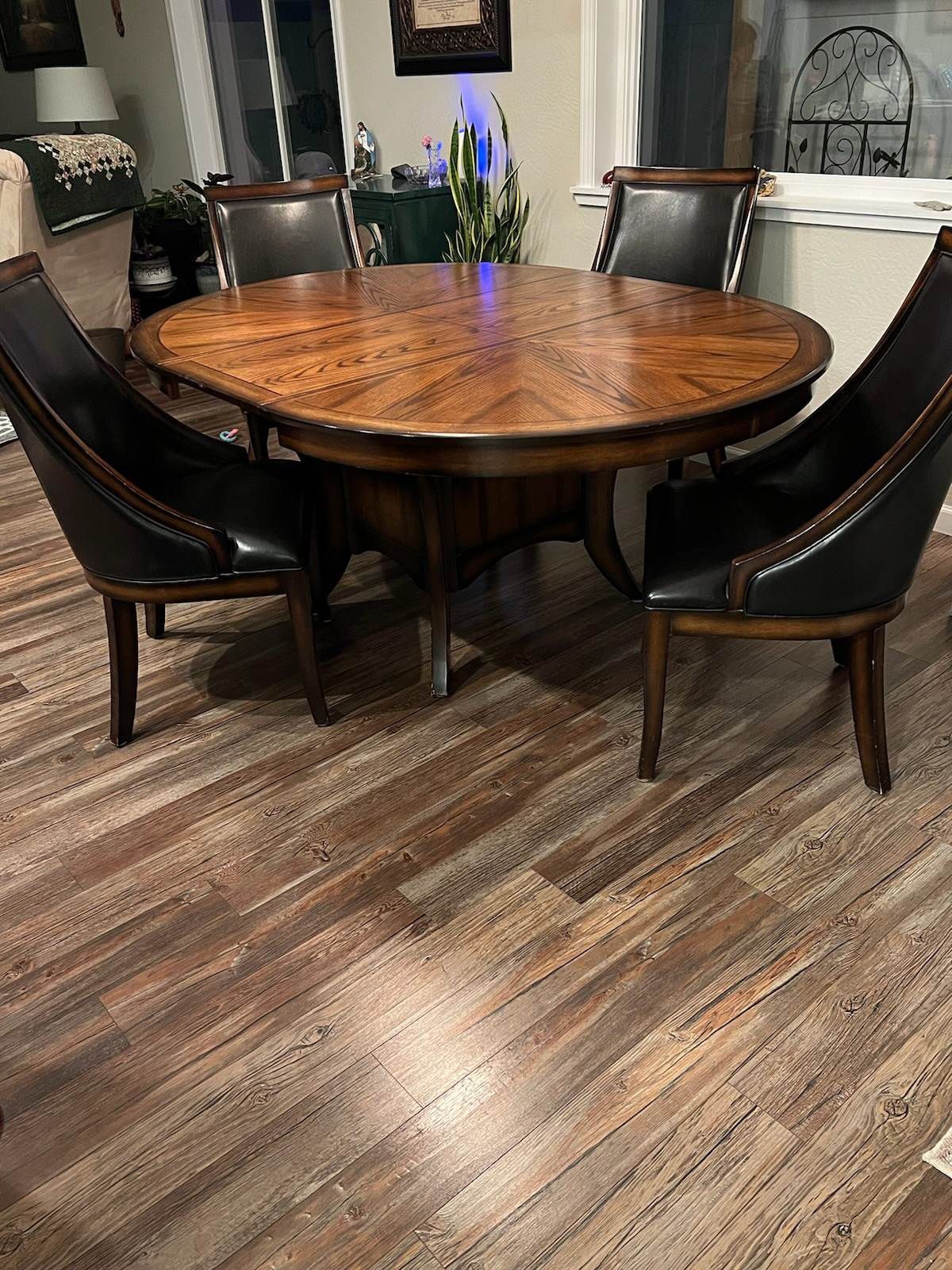 DINING ROOM TABLE WITH LEAF