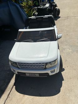BEAUTIFUL KIDS CAR WITH CHARGER WORKS GREAT