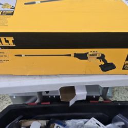 NEW DEWALT 20V CORDLESS POWER SPRAYER 80$ TOOL ONLY
