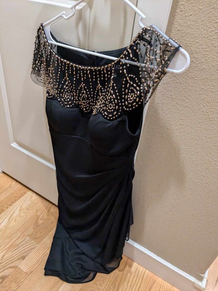 Like- New Women's Dress. Size 4. Read Full Ad