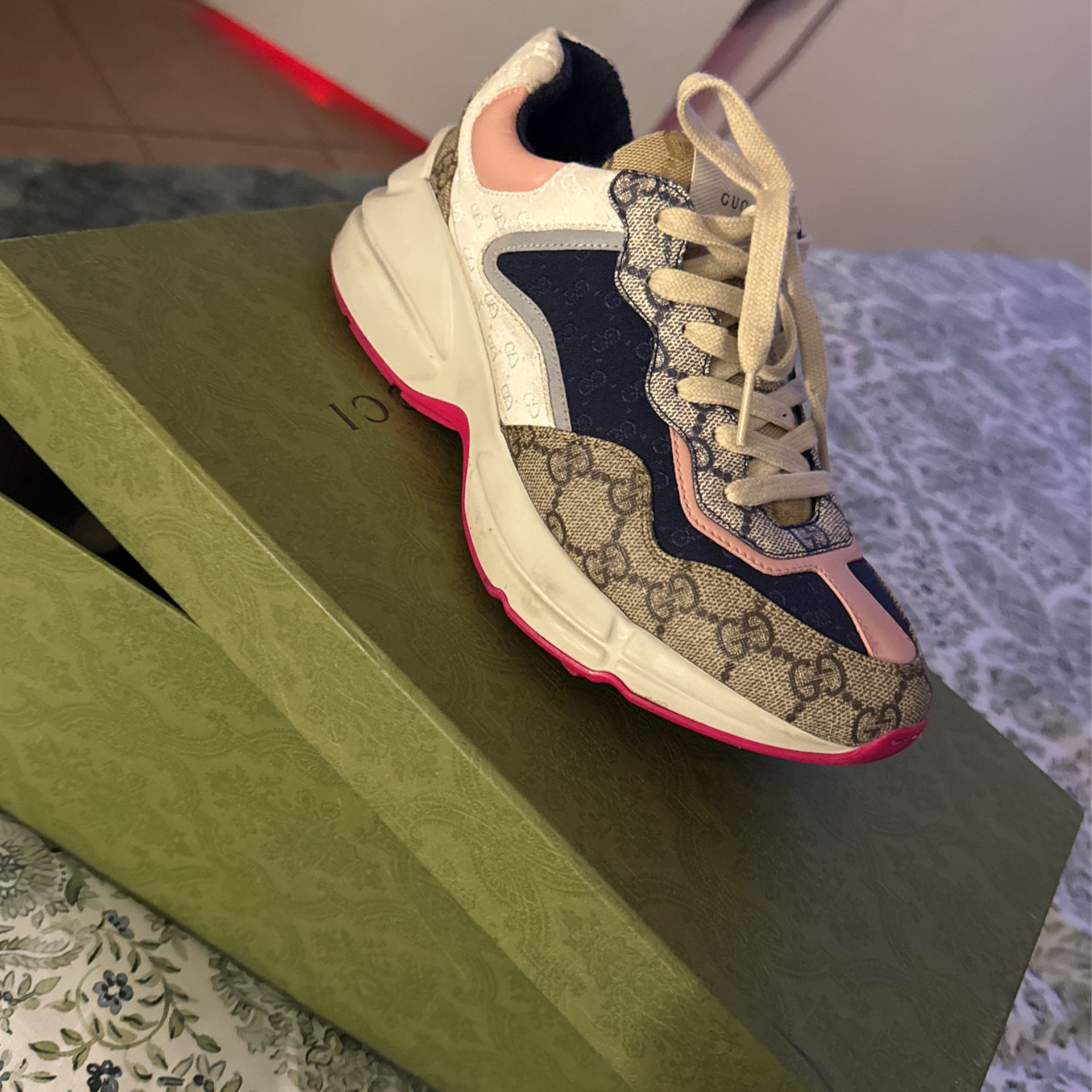 Gucci Sneakers (38)