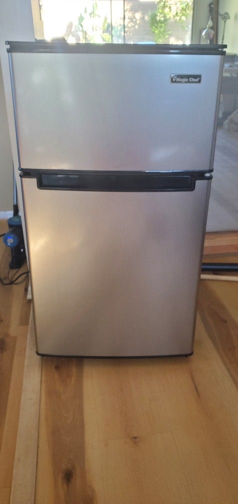 Magic Chef Mini Fridge