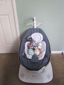 4moms Mamaroo w/extra balls and infant insert