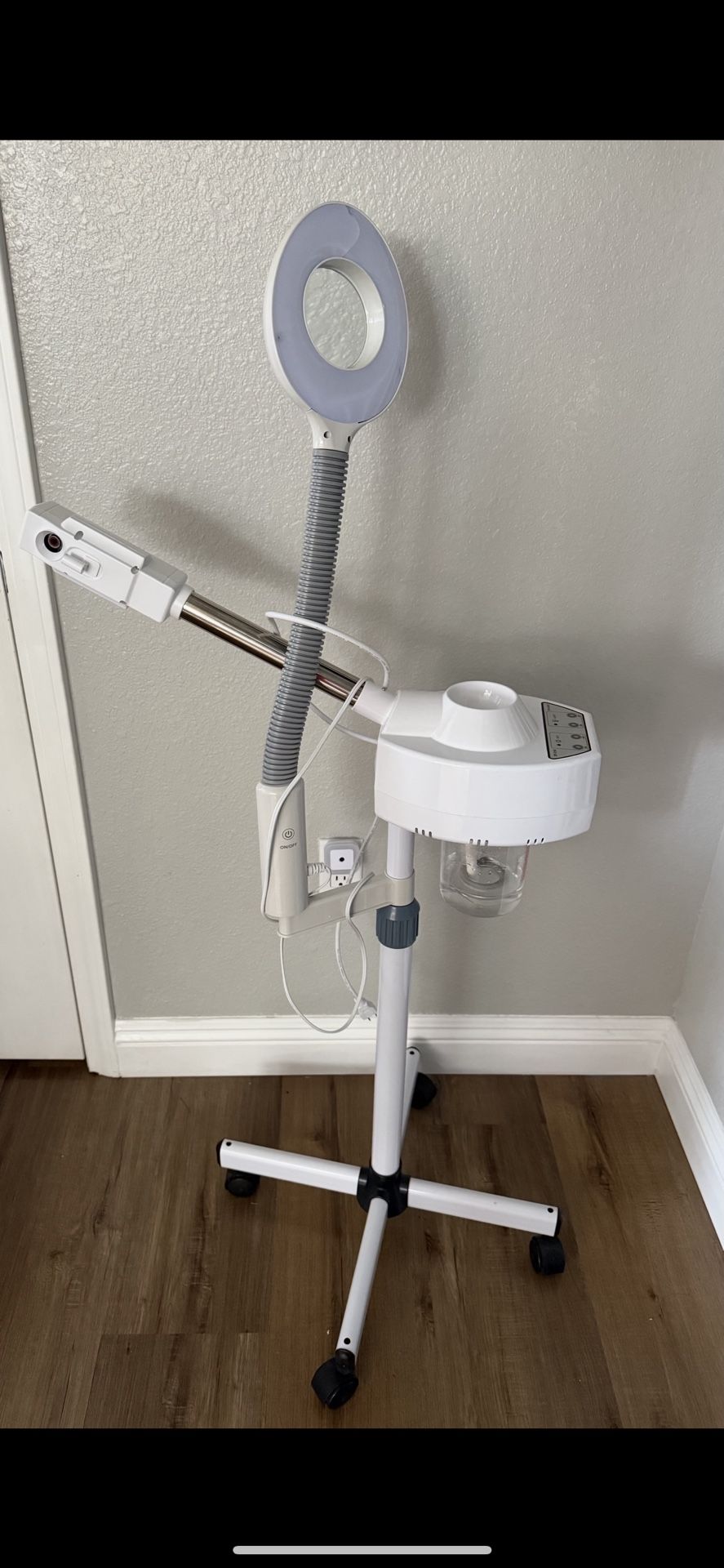 Facial Steamer with Magnifying Lamp – Excellent Condition