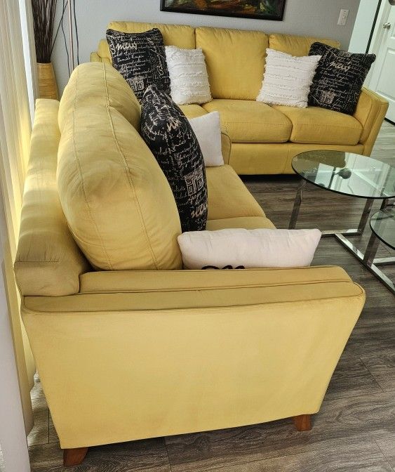 Presenting a pristine, exquisite two-piece sofa ensemble, meticulously crafted from 100% microfiber in the distinguished "Butterfly Marigold" hue. Thi