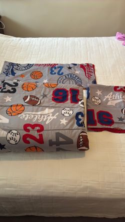 Twin bed cover with pillows
