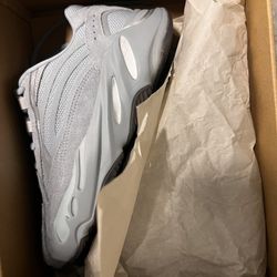 Yezzys 700 Size 7