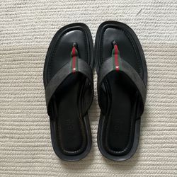 Gucci GG Supreme Flip flops