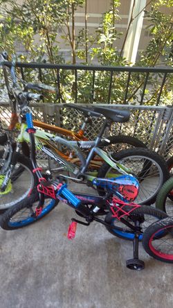 Variedad de  bicicletas usadas diferentes precious