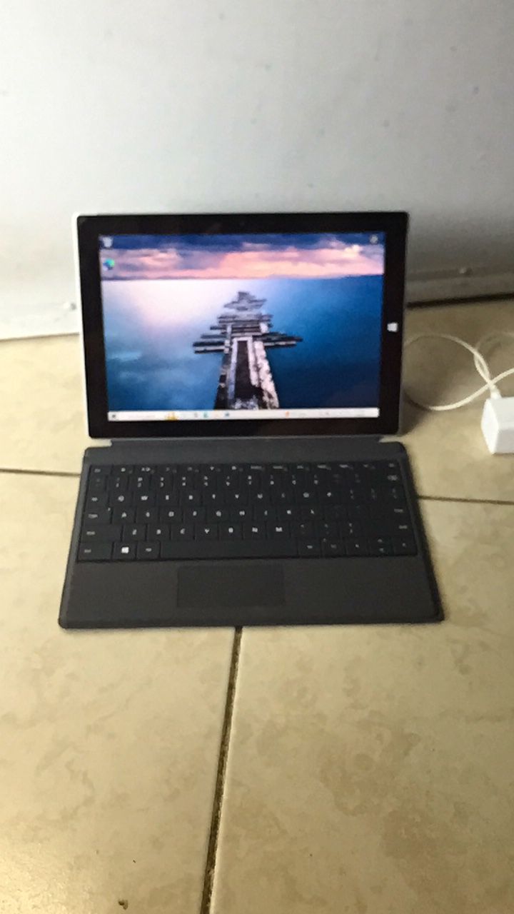 Microsoft Surface 1645 Window 10 Touchscreen 128gb SSD 4gb Ram Come With Charger Good Condition