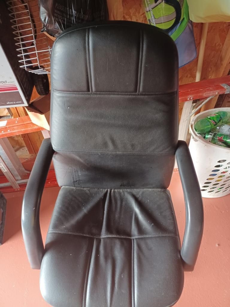 Leather Office Chair Black  100 Bucks 