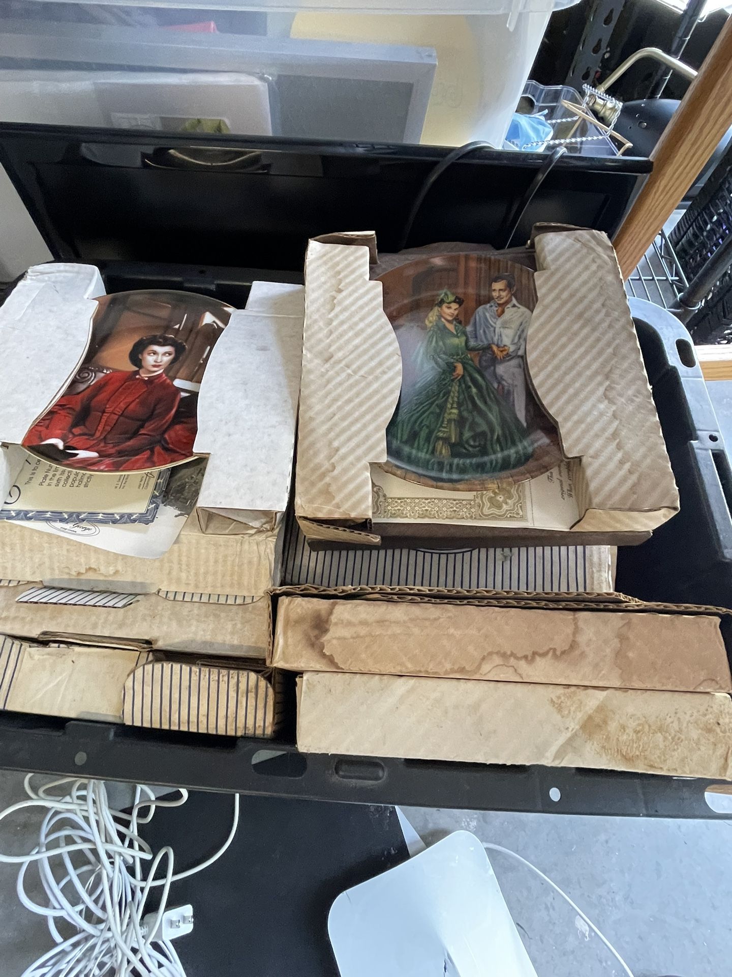 New gone with the wind collectible plates. About 16 pieces.