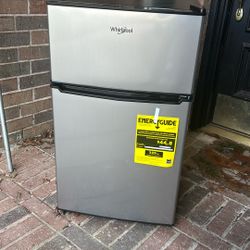 Whirlpool mini fridge with freezer