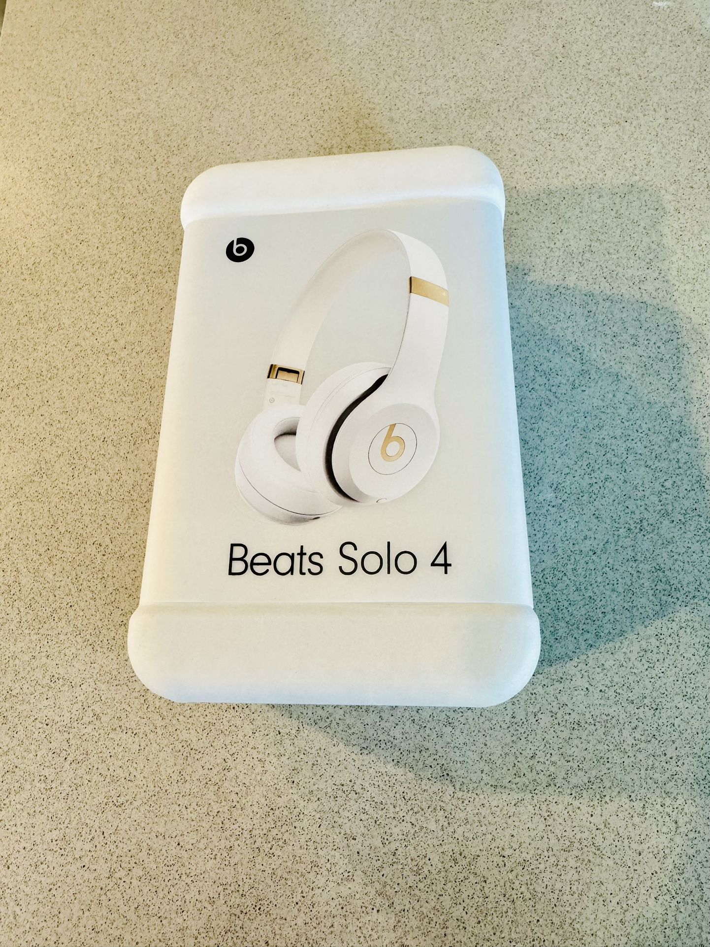 Beats Solo 4 - New