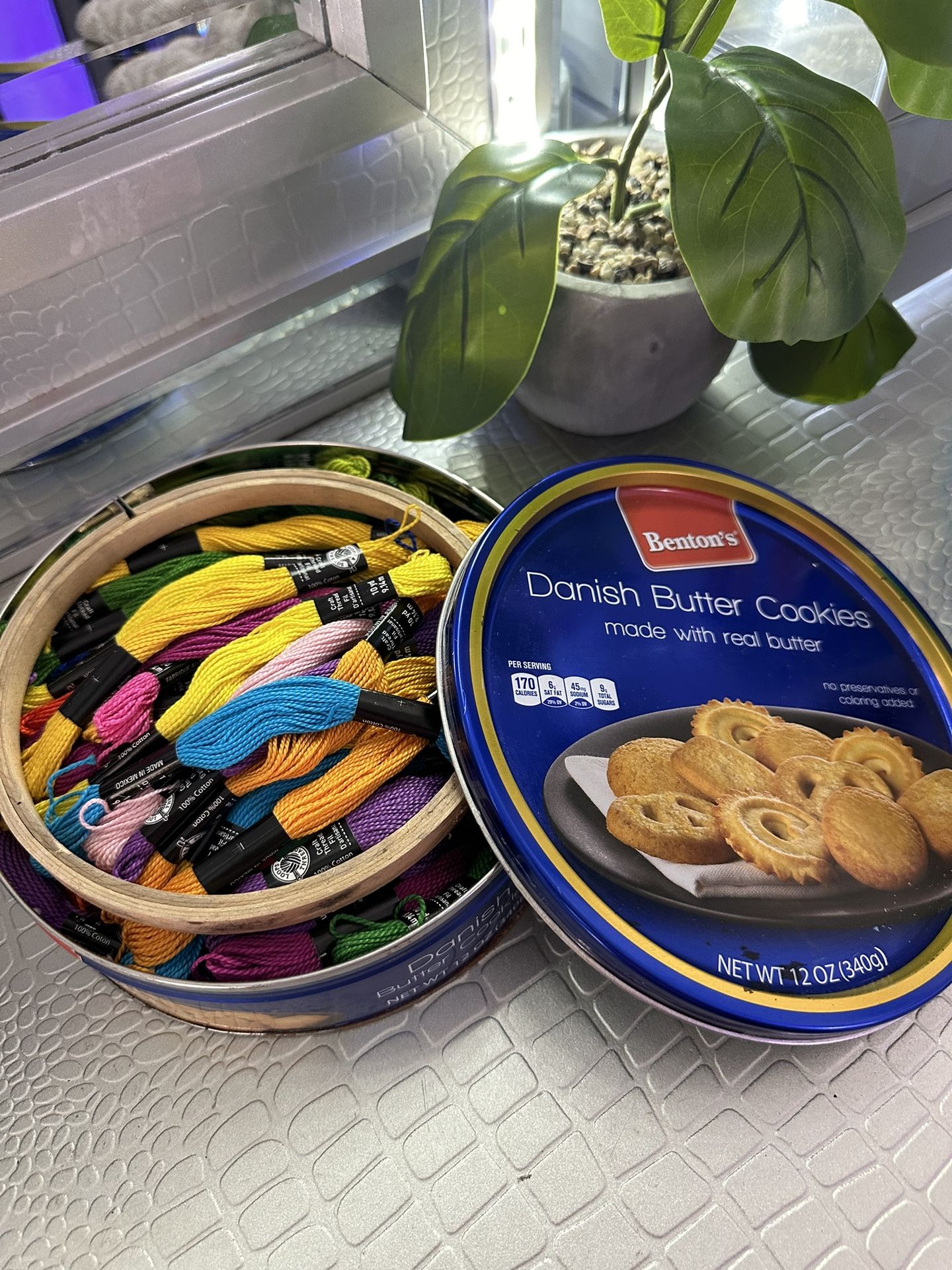 Embroidery Thread Bundle + Hoop (Lots of Colors) š§µāØ