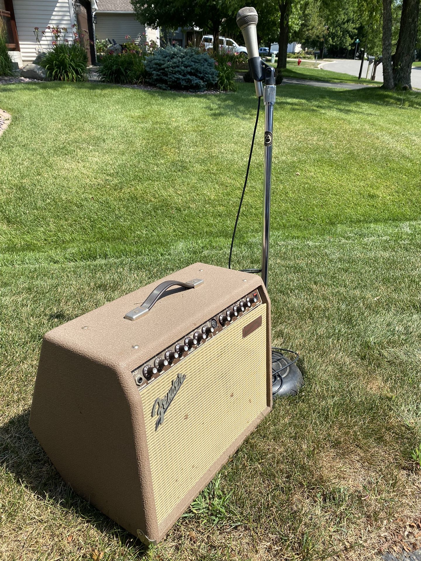 Fender Acoustasonic 30 Amplifier With Microphone & Stand