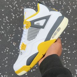 DS Jordan 4 Retro “Vivid Sulfur” 