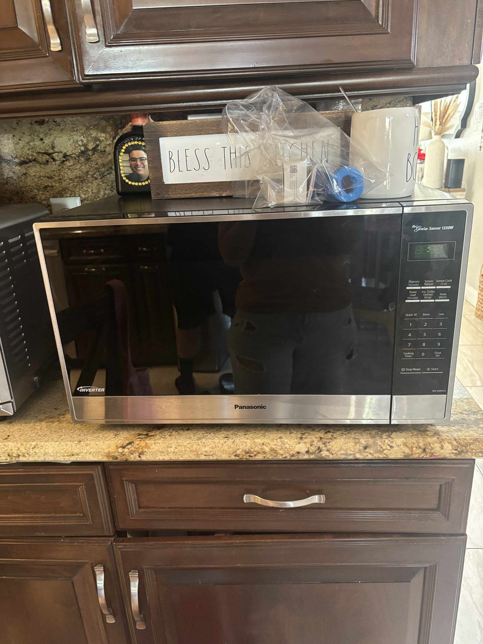 Panasonic Microwave 2.2 Cu. ft NN-SN95HS