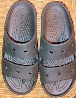 FIRM IN MERCED‼️CROCS SLIDES MEN SIZE WOMENS SIZE 8