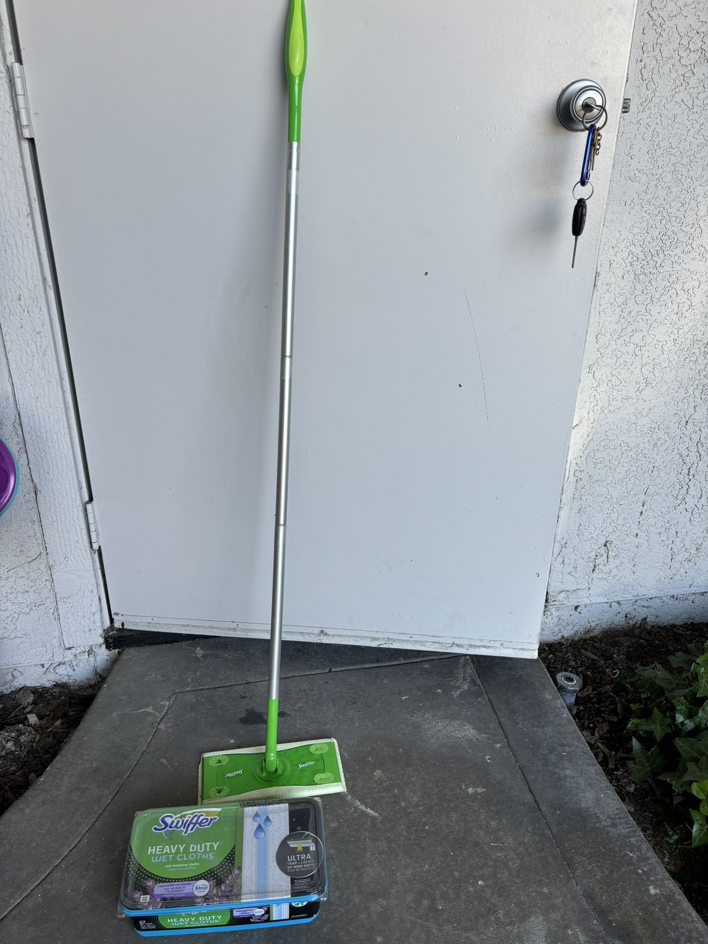 Swiffer Mop With Swiffer Wet Clothes