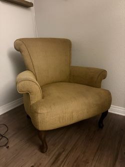 ** LIVINGROOM CHAIRS*** w/ arm rest