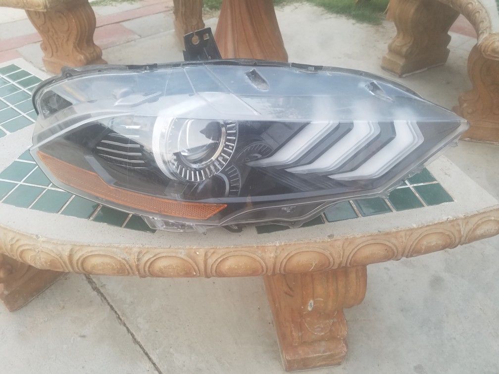 Right headlamp For 19 Mustang OEM 
