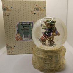 New Cherished Teddies skating musical figurine tune White Christmas snow globe waterball

Brand new,  never displayed 
292
Boy bear skating wa