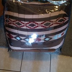 Comforter..Full size..with  dust ruffle..Used in the guest bedroom !