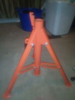 Brand new 2500 lb. Pipe stand ( Roller)