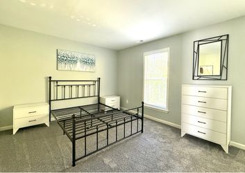 Like new - Complete Queen Bedroom set - Everything pictured included