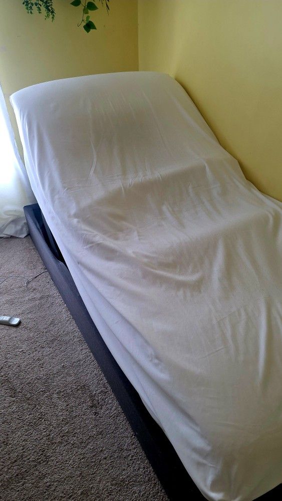  Tempur-Pedic Twin Bed with Mattress (Model TZ120) / Cama Twin Tempur-Pedic con Colchón (Modelo TZ120)