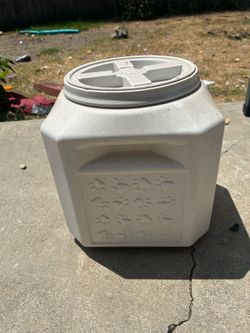 Dog food container