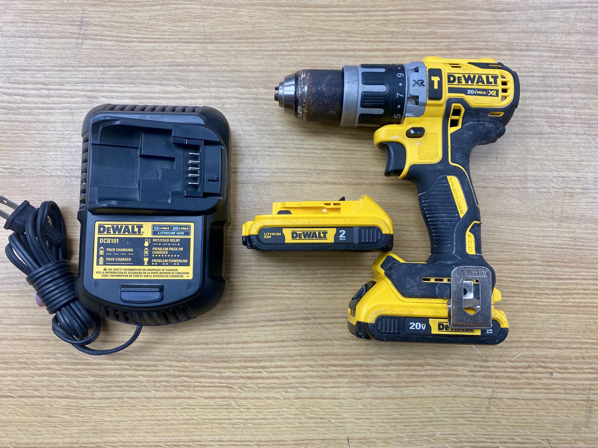 DEWALT DCD796 20V Volt Brushless Hammer Drill Driver w/ 2 Batteries & Charger