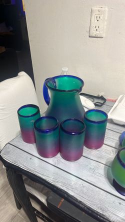 Jarra con vasos para aguas frescas
