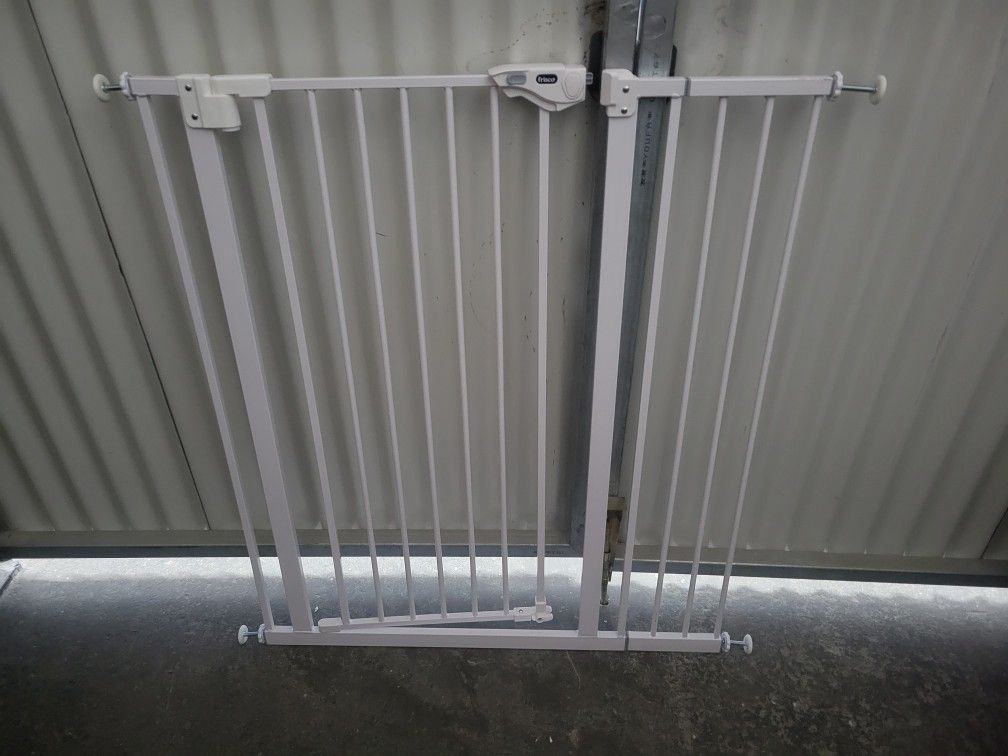 Dreambaby Chelsea Security Gate for babies/pets