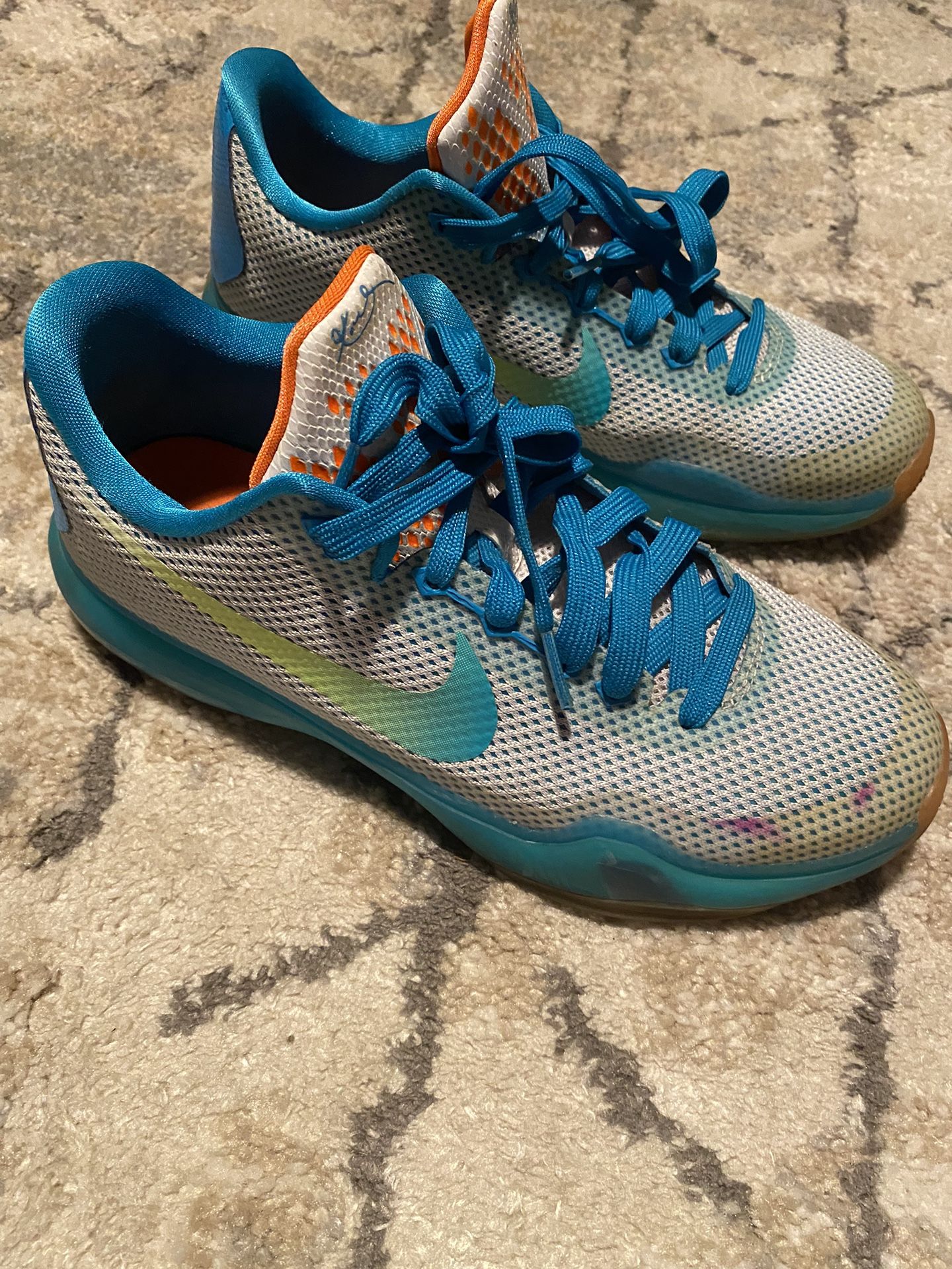 Lightly Used Youth size 6.5 Nike Kobe Basketball Shoes Size Youth 6.5