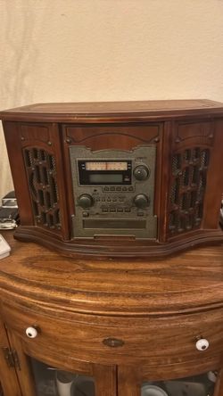 Turntable /AM/FM Radio/CD Player/Cassette Player/Speakers