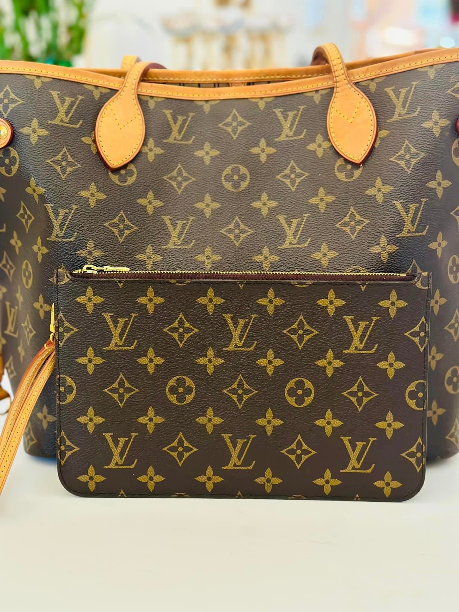 Beautiful Authentic Louis Vuitton Neverfull MM Tote with Pouch for