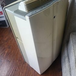 10,000 Btu A/C works Good