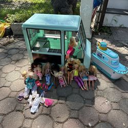 💖 Barbie Bundle – Ice Cream Truck, Boat & Dolls with Accessories 💖  Fun-filled Barbie play bundle! Includes an ice cream truck, boat, multiple Barbi