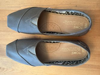 TOMS Classic Tarmac Olive Canvas NWB Women’s 8.5