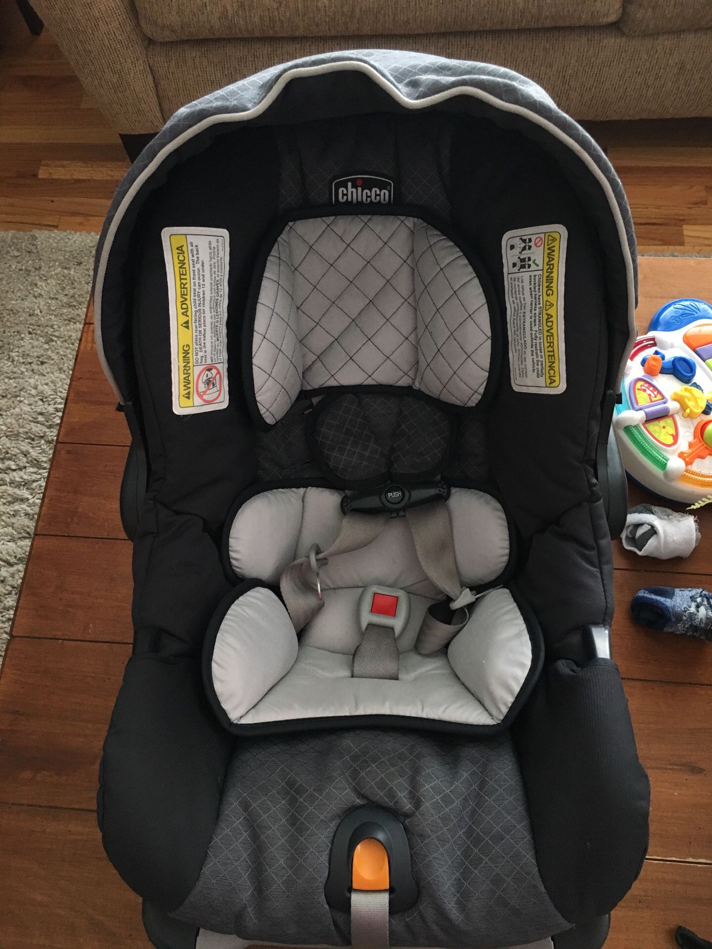 Chicco Keyfit 30 infant car seat and base