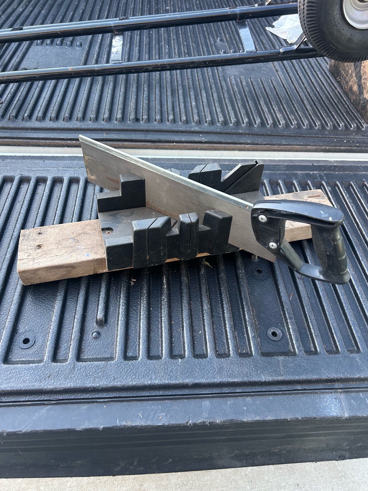 Plastic miter box and saw set / Read Below ⬇️