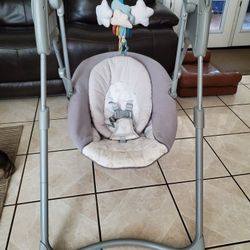 Graco Baby Swing -  lightly Used $ 65.00 or Best Offer 