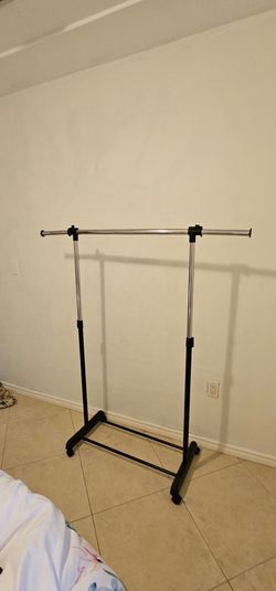 Adjustable Rolling Garment Rack, Chrome & Black. Pre-owned.