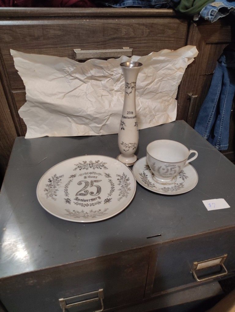 4pc 25th Anniversary Plate Set