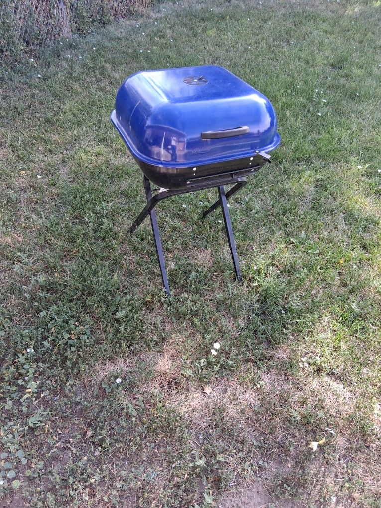 Americana Charcoal Grill